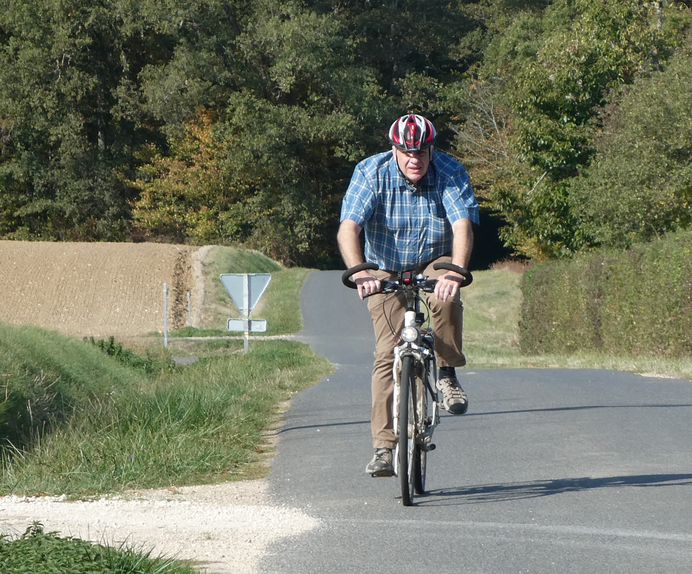 Mann fährt mit einem Fahrrad über Bergneustädter Radwege